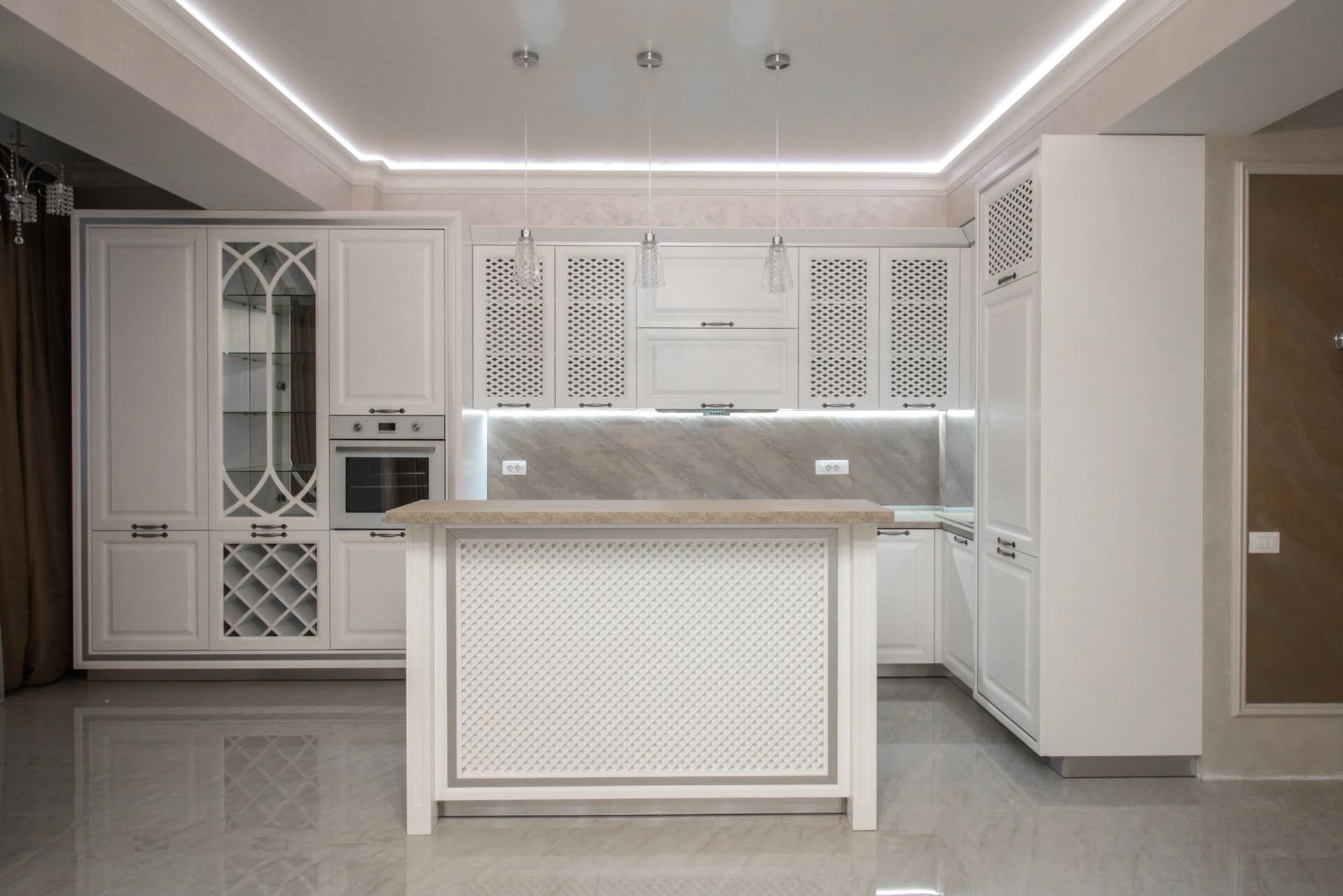 Cucina classica su misura realizzata da Mobito, finitura bianca con isola centrale